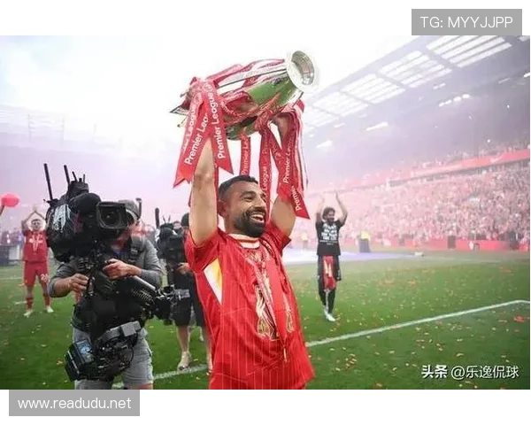 萨拉赫无球跑动与反击能力解析:速度优势如何最大化 萨拉赫无球跑动与反击能力解析:速度优势如何最大化