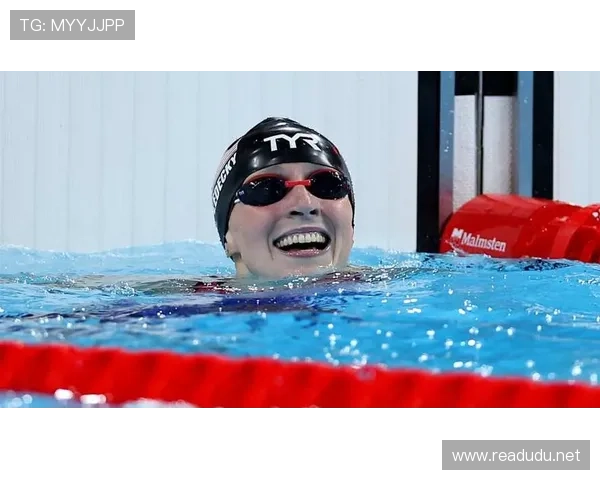 凯蒂·莱德基泳池边一身名牌，谁能跟她抢奢侈感啊？