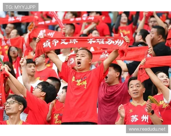 贾一凡豪车旁排队吃烧烤，这反差太带感